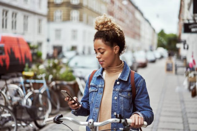 A young women using VoLTE to connect an international call